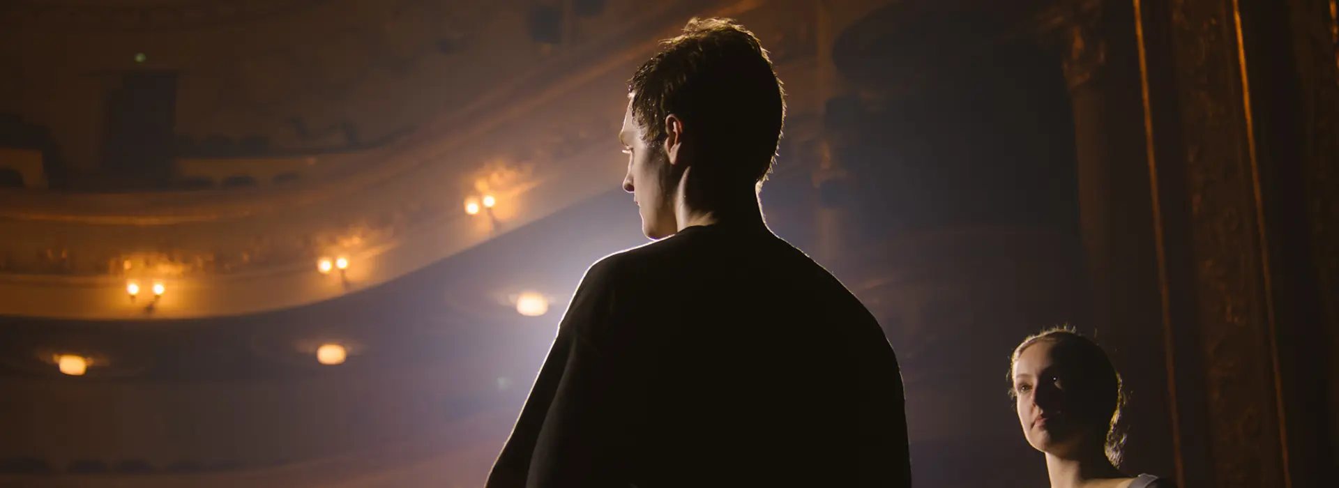 Партер и кресла — всё кипит