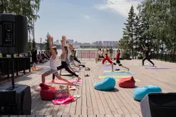Женщины занимаются йогой на свежем воздухе