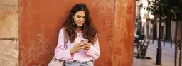 Роуминг, eSIM и местные сим-карты: как не остаться без связи в путешествии