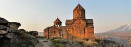 Винные дни, новинки из Канн и розовая архитектура — программа на это лето в Армении