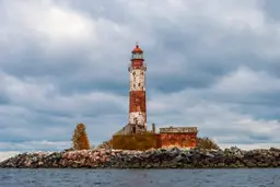 Маяк Сухо, вид с воды