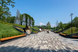 Люди на аллее в парке Остров крепостей в Кронштадте, Санкт-Петербург