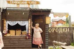 Женщина стоит в лавке со свияжским хлебом