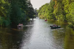 Люди отдыхают на воде в ЦПКиО имени Кирова в Петербурге