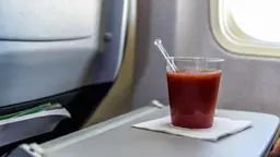 Почему томатный сок в самолете вкуснее, чем на земле