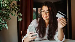 Где россиянам открыть зарубежную банковскую карту в 2026 году