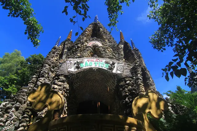 Пагода из морских раковин (Ừc Từ Vân Pagoda)